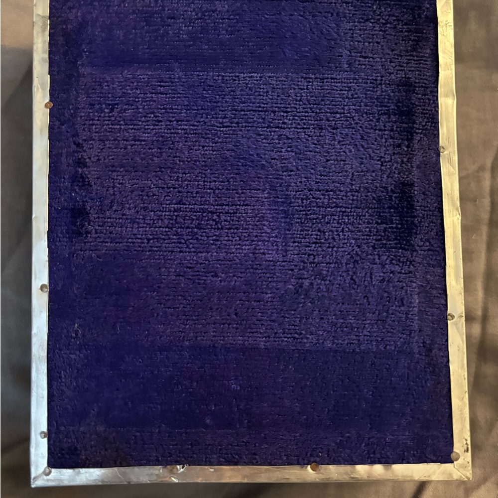 Pressed Embossed Tin or Aluminum metal jewelry box - Picture 4 of 9